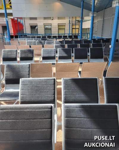 21 vnt. restauruoti metaliniai keturviečiai suolai su odiniu paminkštinimu Vilniuje, pradinė kaina 300 EUR