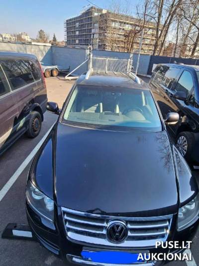 Volkswagen Touareg automobilis aukcione pradinė kaina 1710 EUR – nevažiuojantis krosoveris