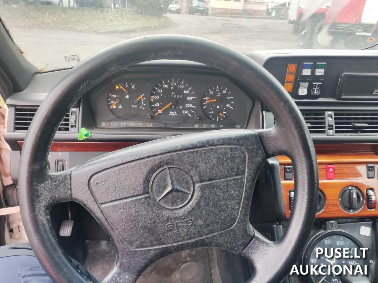 Automobilis Mercedes Benz E250 Lengvasis automobilis 3