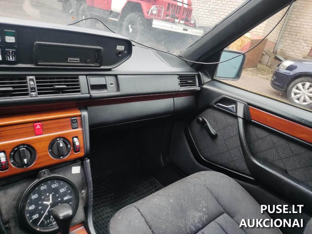 Automobilis Mercedes Benz E250 Lengvasis automobilis 4