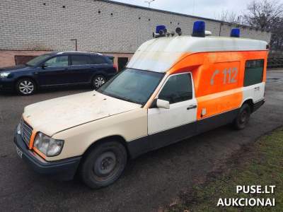 Mercedes Benz E250 automobilis aukcione Kaune 1994 m. pradinė kaina 400 EUR