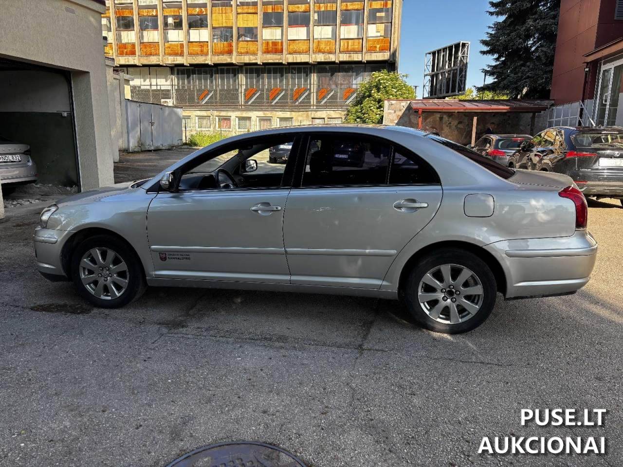 TOYOTA AVENSIS Lengvasis automobilis 1
