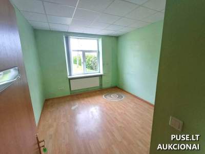 Administracinis pastatas su gyvenamuoju butu Kelmėje, Taikos g. 5, pradinė kaina 99900 EUR