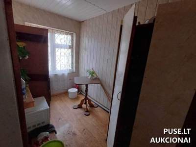 15/100 dalis parduotuvės su kiemo statiniais Vabalninke, B. Sruogos g. 42, pradinė kaina 234 EUR