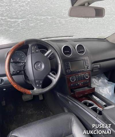 Keleivinis automobilis Mercedes Benz ML aukcione Utenoje, pradinė kaina 1575 EUR