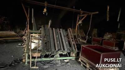 Padėklų kalimo stalas parduodamas už 2400 EUR viešame antstolio aukcione