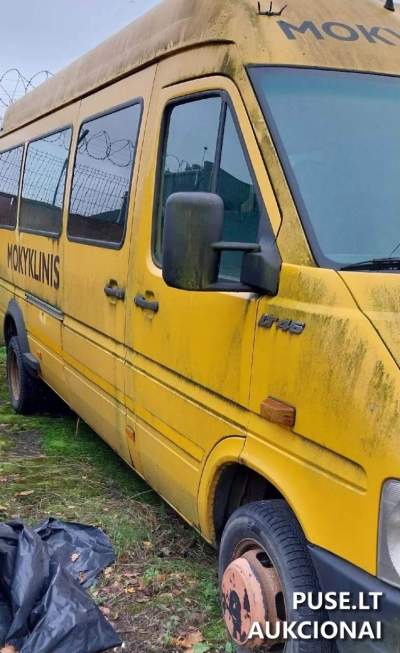 Parduodamas mokyklinis autobusas Volkswagen LT46 2004 m. aukcione, pradinė kaina 1500 EUR