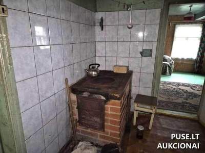 Parduodama 1/2 gyvenamojo namo su ūkiniais pastatais ir 0.19 ha sklypu Kretingos r. Salantuose - 7800 EUR