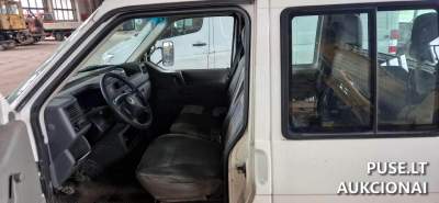 Krovininis automobilis VW T5 2002 m. parduodamas aukcione nuo 7650 EUR