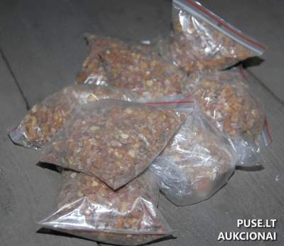 Neapdorotas gintaras 1,493 kg ir dirbiniai aukcione Panevėžyje pradinė kaina 100 EUR