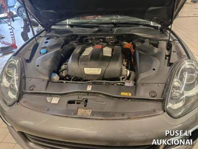 2015 m. PORSCHE CAYENNE keleivinis automobilis aukcione nuo 20000 EUR