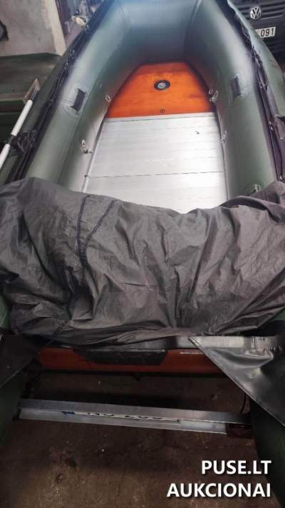 Motorinė valtis su priekaba ir varikliu aukcione Vilniuje, pradinė kaina 975 EUR