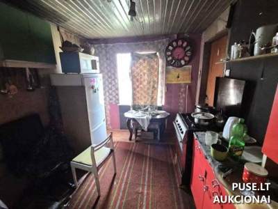 1/2 dalis gyvenamojo namo su ūkiniais pastatais Šiaulių rajone, Kuršėnuose, Vaižganto g. 20, pradinė kaina 3483 EUR