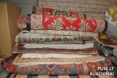 18 vnt. įvairių dydžių kilimų viešame aukcione Klaipėdoje, pradinė kaina 1816 EUR