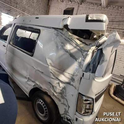 VW Transporter keleivinis automobilis aukcione Kaune, pradinė kaina 1239 EUR