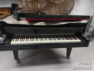 Fortepijonas "Estonija" aukcione Kaune, pradinė kaina 600 EUR