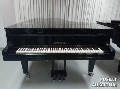 Parduodamas fortepijonas Estonija aukcione, pradinė kaina 600 EUR