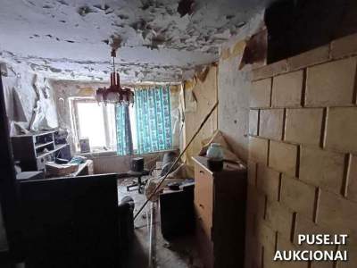 1/2 dalis buto su ūkiniu pastatu Šiaulių r. sav., Svirbūčių k. 13-7, pradinė kaina 200 EUR