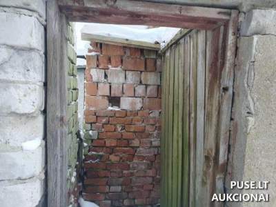 Ūkinio pastato dalis Jurbarko rajone, Pašaltuonio kaime, Tauragės g. 8, pradinė kaina 10 EUR