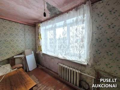 Mažas 28 kv.m butas Mažeikių rajone, Viekšniuose, Bažnyčios g. 11, pradinė kaina 2100 EUR