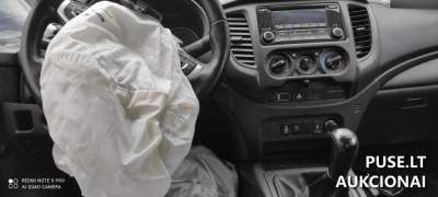 Sudaužytas lengvasis automobilis MITSUBISHI L200 aukcione 6960 EUR