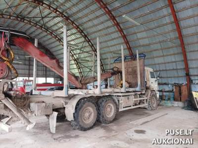 Vilkikas KAMAZ su manipuliatoriumi Loglift parduodamas aukcione 19330 EUR