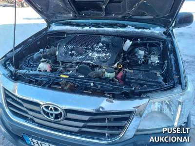 Parduodamas naudotas 2014 m. Toyota Hilux dyzelinis automobilis aukcione už 7600 EUR