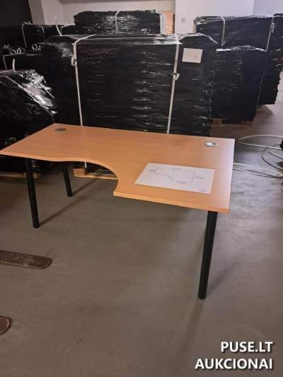 Набір кутових робочих столів (10 шт.) у Вільнюсі: стартова ціна 300 EUR, меблевий аукціон