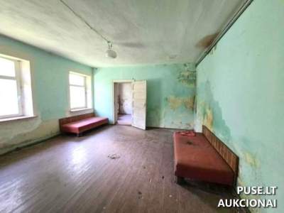 Gyvenamas namas su ūkiniais pastatais ir 0.7258 ha sklypu Šilutės r., Žemaitkiemio k. - pradinė kaina 38463 EUR