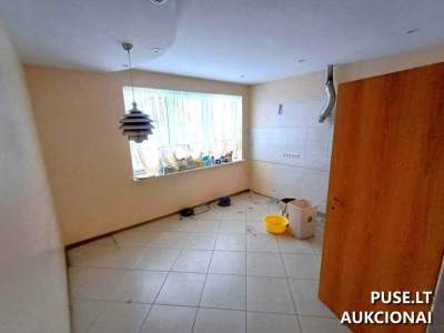 Gyvenamojo namo 27/100 dalies pardavimas aukcione Šiauliuose, Birutės g. 46, pradinė kaina 32100 EUR