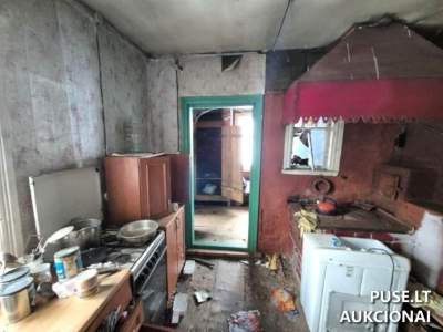 57/100 dalys gyvenamojo namo su garažu Šiurnokų k. 6, Rietavo sav., pradinė kaina 2750 EUR