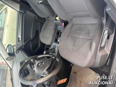 Volkswagen Golf keleivinis automobilis antstolių aukcione Kaune pradinė kaina 3200 EUR