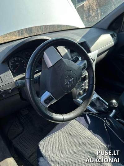 Lengvasis automobilis Opel Astra 2011 m. benzinas/dujos už 2820 EUR per Šiaulių miesto aukcioną