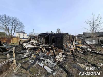 Parduodama 42/100 dalis rąstinio gyvenamojo namo Kaune, Kranto al. 114A, pradinė kaina 9900 EUR