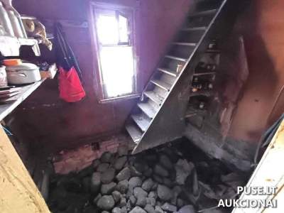 1/2 dalis gyvenamojo namo su ūkiniais pastatais Joniškio rajone, Niūraičių k., pradinė kaina 1650 EUR