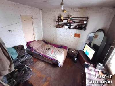 Sodyba su ūkio pastatais Joniškio rajone, Melnių kaime, 3261 EUR pradinė kaina