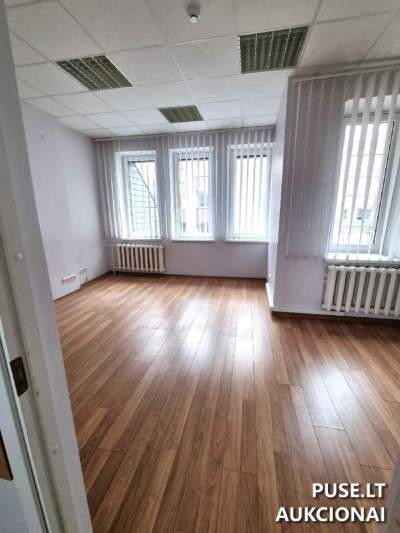 Didelis administracinis pastatas Anykščiuose, Kęstučio g. 17, pradinė kaina 207900 EUR