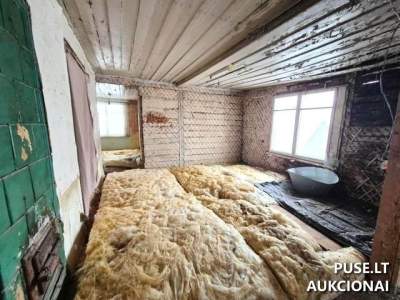54/100 dalis buto su tvarto dalimi Šilutės rajone, Vainuto miestelyje, pradinė kaina 1600 EUR