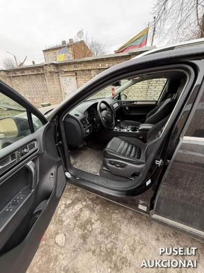VW Touareg 2014 dyzelinis automobilis, pradinė kaina 16000 EUR, parduodamas aukcione