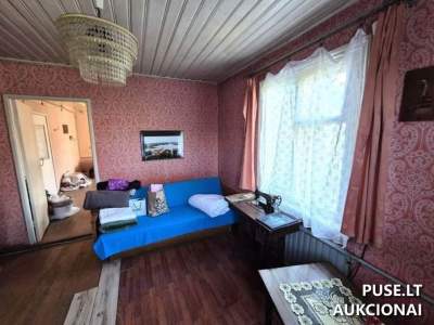 1/6 dalis gyvenamojo namo ir statinių Akmenės r., Papilėje, Pergalės g. 12, pradinė kaina 4720 EUR