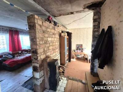 Parduodama 1/2 buto dalis Meškių k. 3-1, Akmenės r. sav., pradinė kaina 750 EUR