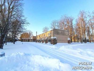 Parduodama buvusi mokykla Radviliškio r., Raudondvaryje su 0.4243 ha valstybiniu žemės sklypu, pradinė kaina 71190 EUR