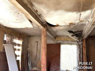 1/2 часть жилого дома с хозпостройками в с. Удекай, р-н Пакруойс, ул. Лиепу, 14. Начальная цена 1050 EUR