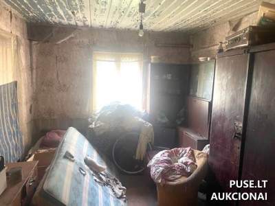 1/2 доли жилого дома с хозяйственными постройками в Розалимасе, р-н Пакруойис, Naujakurių g. 11, начальная цена 547 EUR