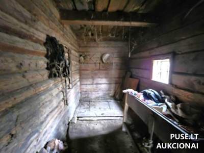 1/4 dalis gyvenamojo namo su ūkiniais pastatais Molėtų rajone, Padvario kaime, pradinė kaina 5560 EUR