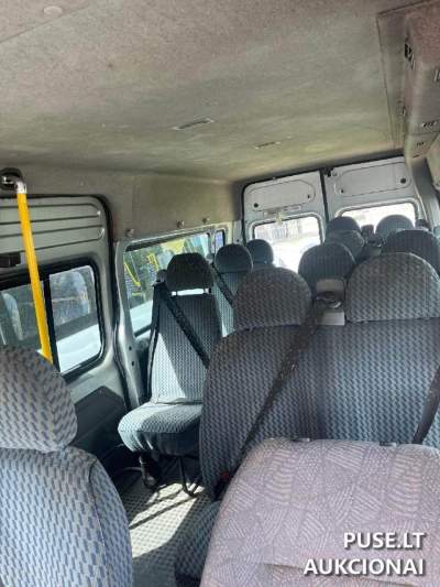 Nevažiuojantis naudotas mikroautobusas Ford Transit 2003 m. parduodamas aukcione už 275 EUR