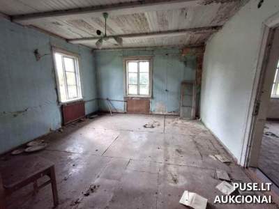1/2 dalis gyvenamojo namo su ūkiniais pastatais Marijampolės rajone, Trioškiuose, pradinė kaina 3870 EUR
