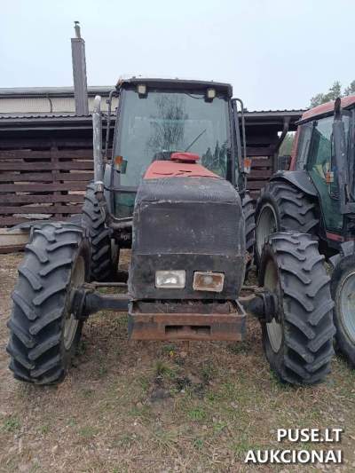 Трактор VALTRA 2004 року на аукціоні у Варенах, початкова ціна 12320 EUR