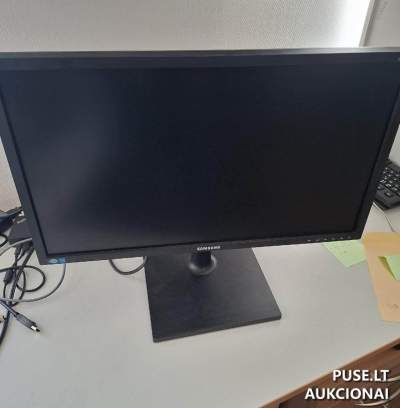 Kompiuterinė ir programinė įranga aukcione Vilniuje, pradinė kaina 330 EUR