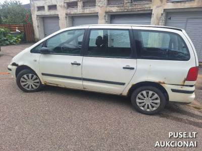 VW Sharan на аукціоні у Варенах за 200 EUR, 2002 р.